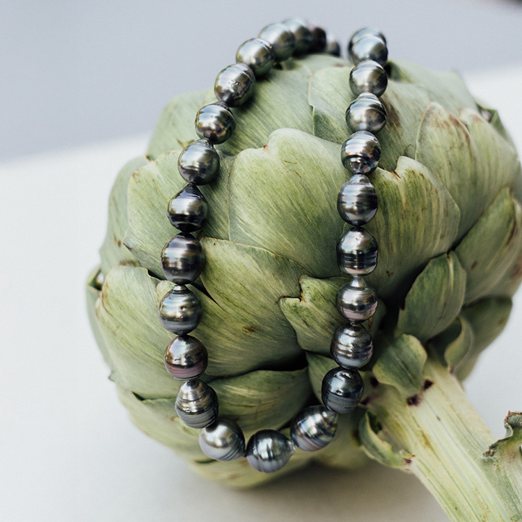 Perlenkette mit schwarzen Tahitiperlen in natürlicher Form