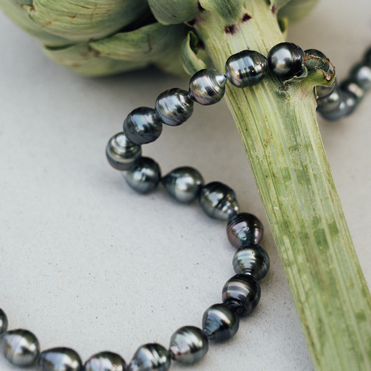 Perlenkette mit schwarzen Tahitiperlen in natürlicher Form