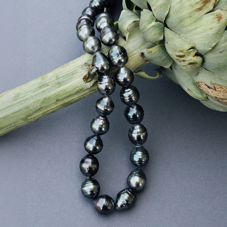 Perlenkette mit schwarzen Tahitiperlen in natürlicher Form