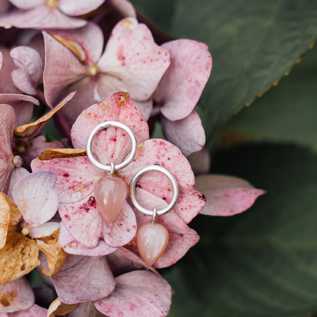 Ohrstecker aus Kreis in Silber mit Anhänger aus orange braunem Mondstein