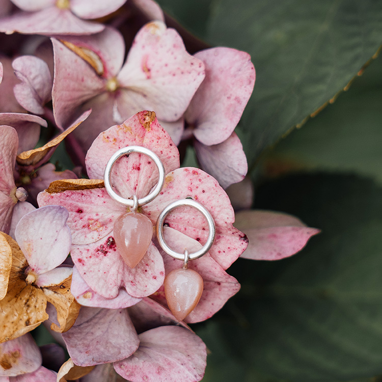 Ohrstecker aus Kreis in Silber mit Anhänger aus orange braunem Mondstein