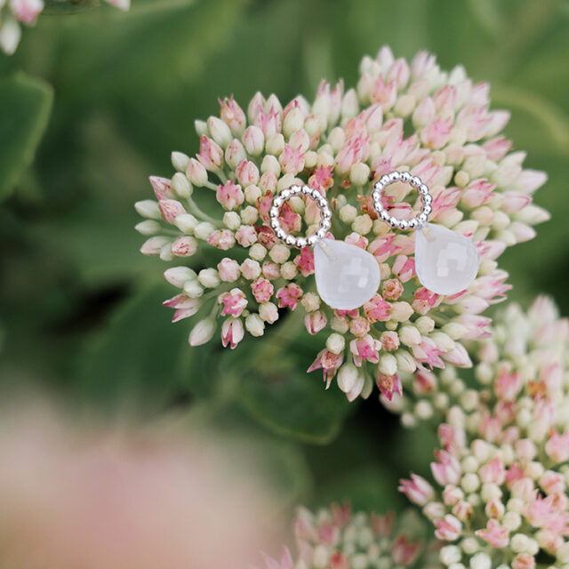 Ohrstecker aus silbernem Kugeldraht mit facettierten Pappeln aus weißem Milchquarz