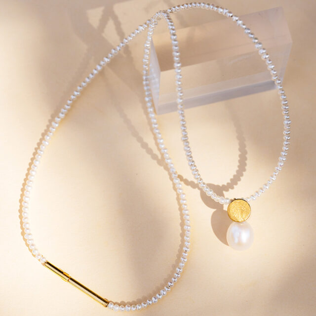 Perlenkette mit Anhänger mit Punkt Element in Silber mit Gold und Süßwasser-Zuchtperle