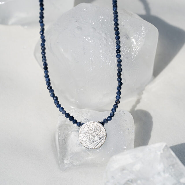 Kette mit Punkt Element in Silber als Anhänger.