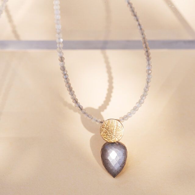 Kette mit Anhänger mit Punkt Element aus Silber mit Roségold und Mondstein.