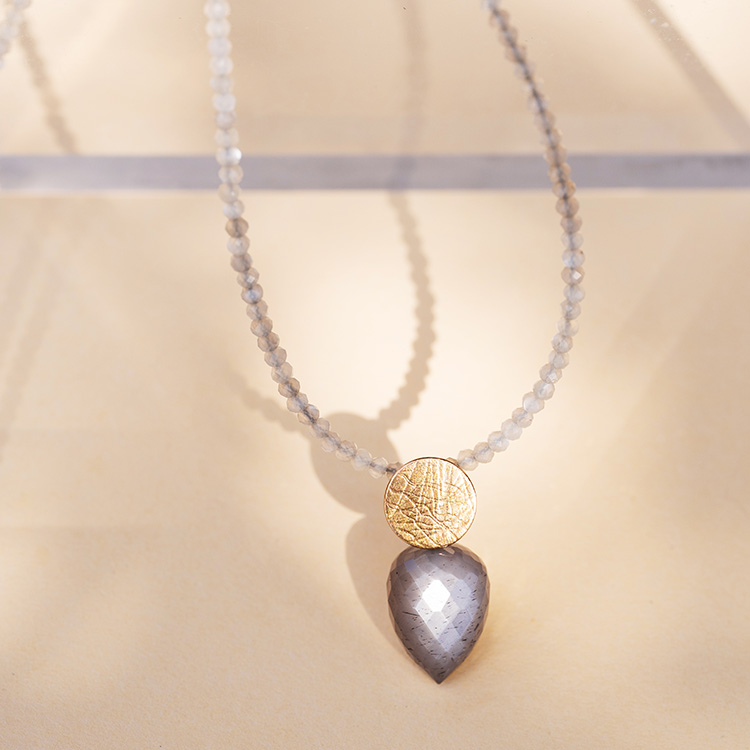 Kette mit Anhänger mit Punkt Element aus Silber mit Roségold und Mondstein.
