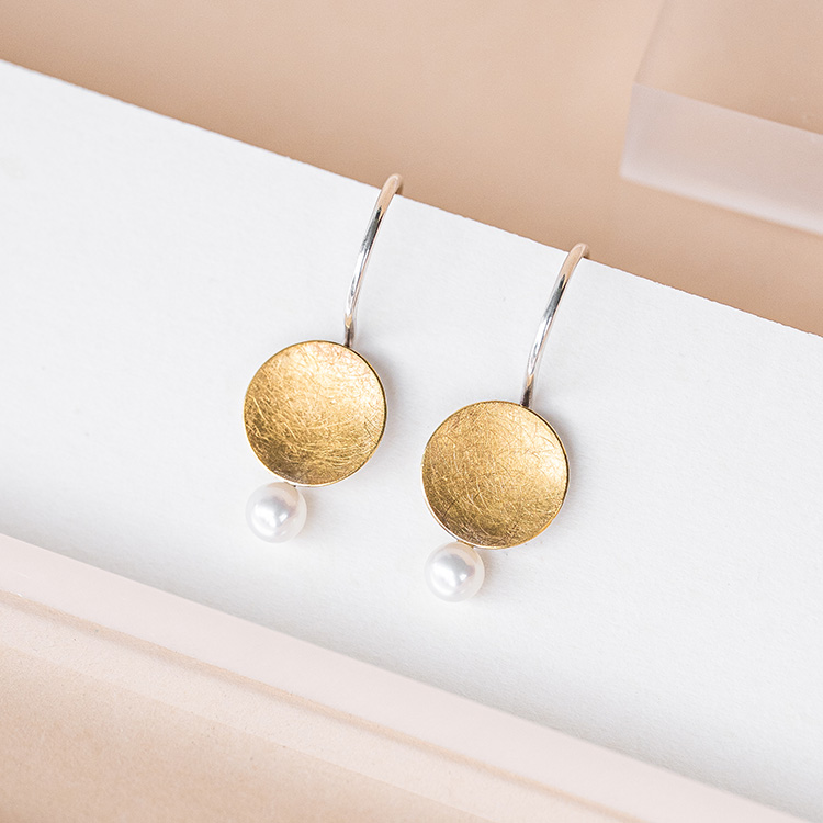 Ohrhänger mit Schälchen aus Silber mit Gold mit kreismatter Oberfläche in Gelbgold mit Perle