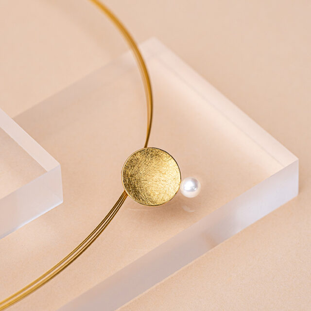 Anhänger mit Schälchen in Silber mit Gold mit kreismatter Oberfläche mit Perle