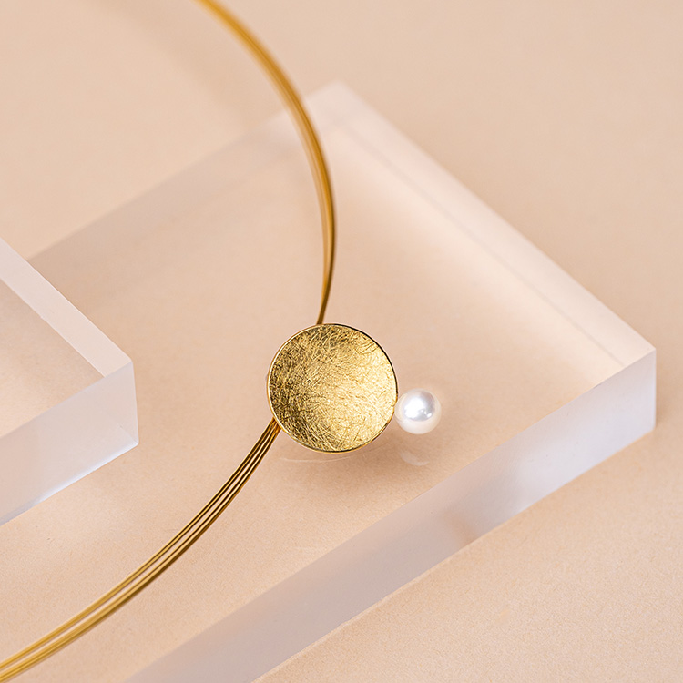 Anhänger mit Schälchen in Silber mit Gold mit kreismatter Oberfläche mit Perle