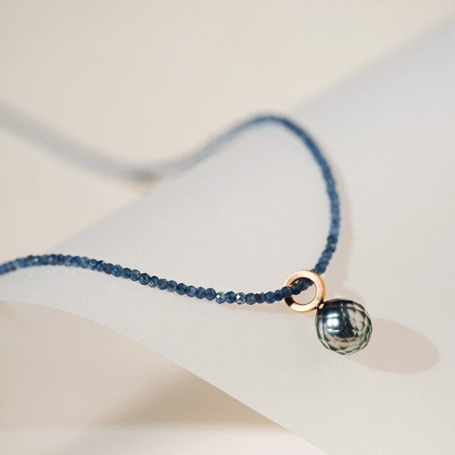 Saphir-Kette mit Anhänger aus Roségold und facettierter Tahiti-Zuchtperle