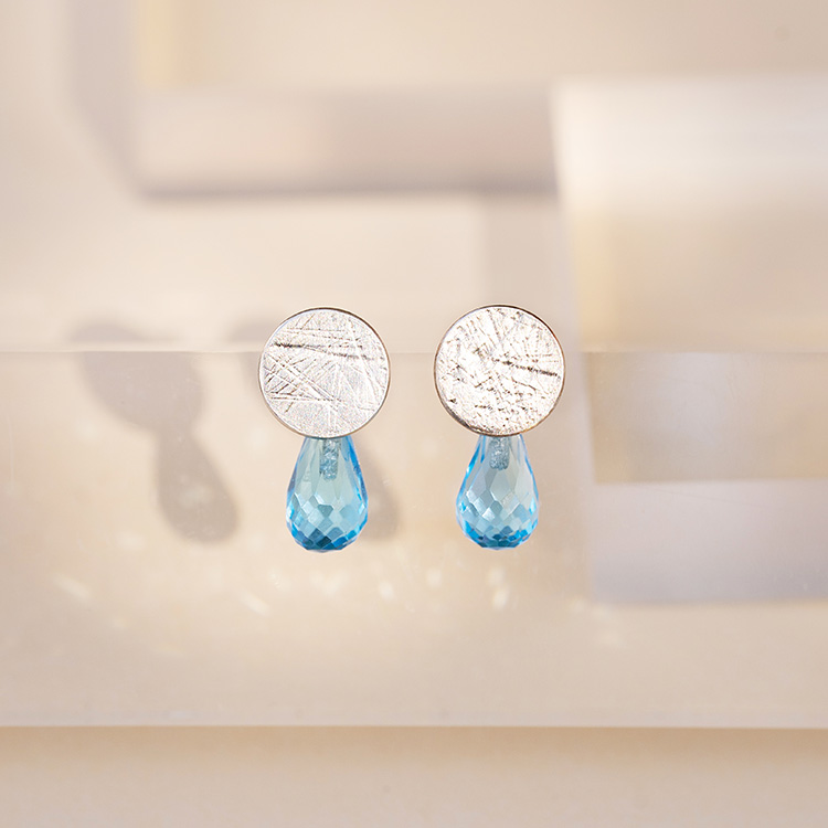 Ohrstecker aus silbernem Punkt Element und blauem Topas