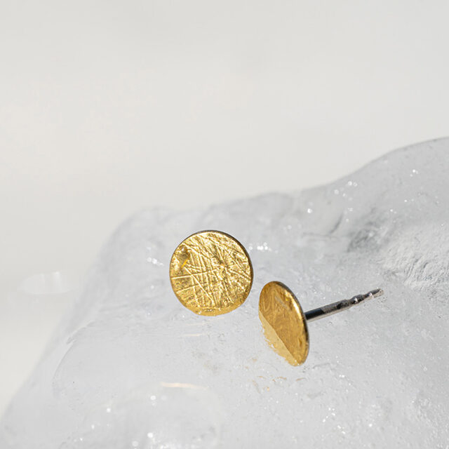 Ohrstecker mit Punkt aus Silber mit Gelbgold mit aufgewalzter Struktur