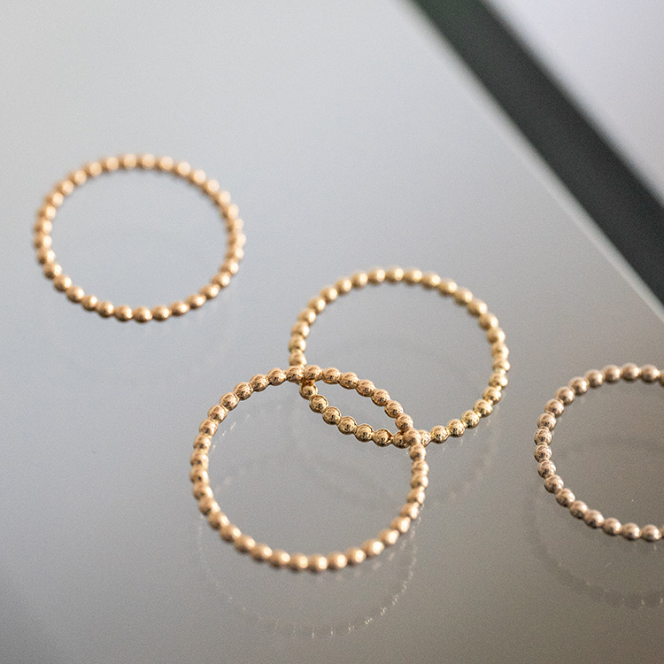 Feine Ringe in verschiedenen Goldtönen aus Kugeldraht