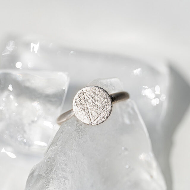 Ring aus Silber mit Punkt Element mit aufgewalzter Struktur