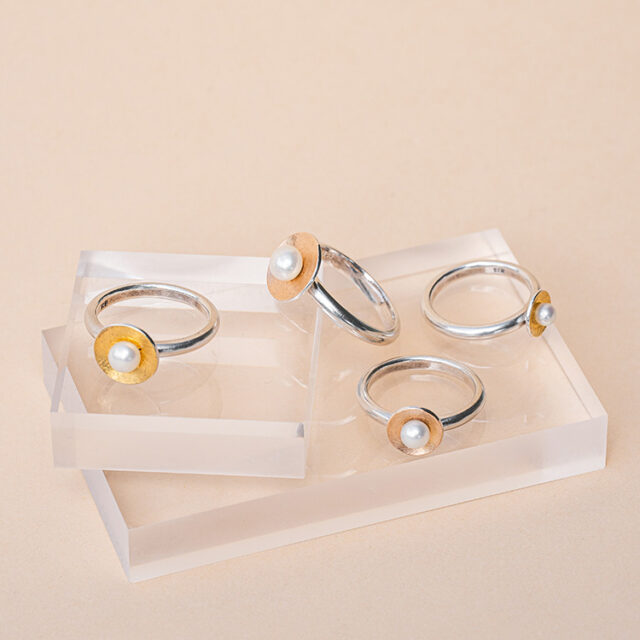 4 Ringe aus Silber mit Schälchen Element mit Gold und Perle in der Mitte