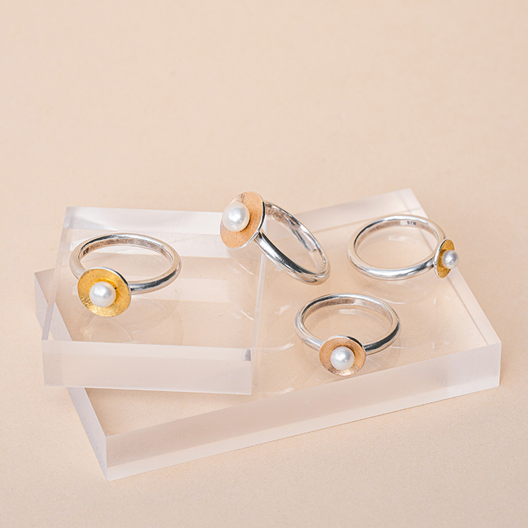 4 Ringe aus Silber mit Schälchen Element mit Gold und Perle in der Mitte